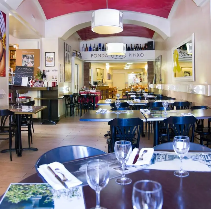 Sala del restaurant Pinxo preparada amb copes