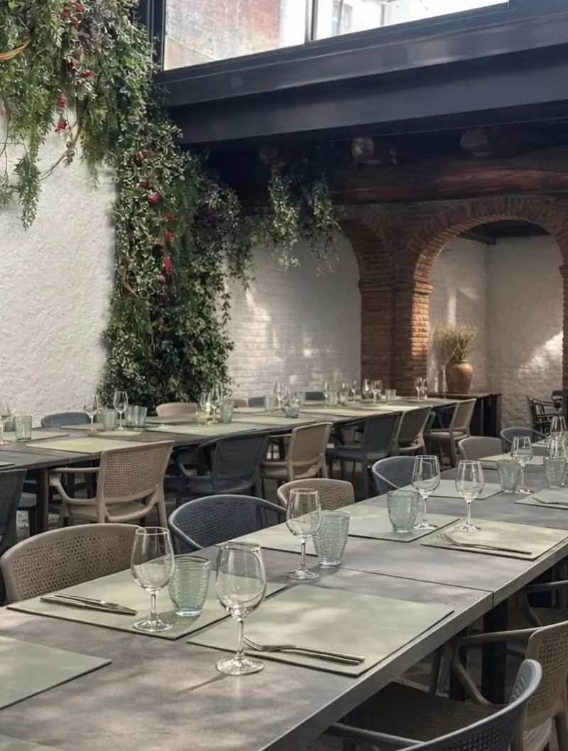 Terrassa del restaurant Pinxo amb vegetació
