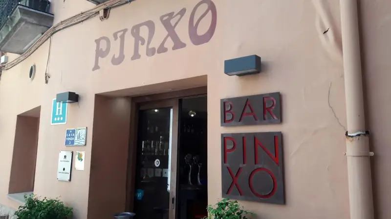 Façana del restaurant Pinxo amb el rètol BAR PINXO a Santa Coloma de Farners