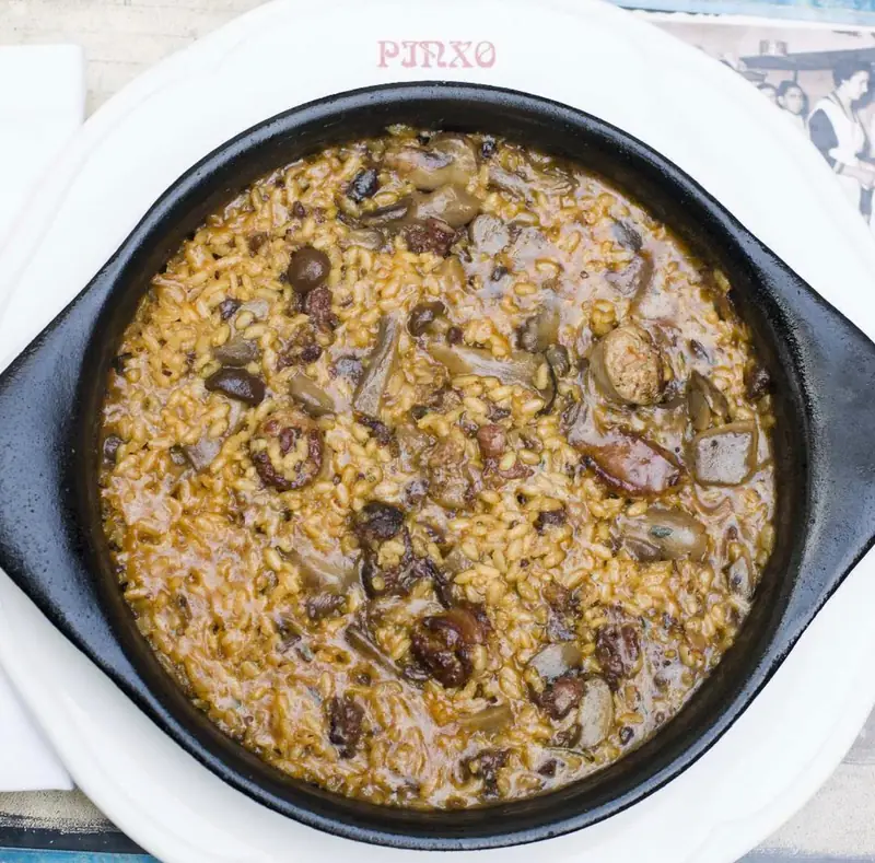 Arròs amb bolets i botifarra servit a Pinxo