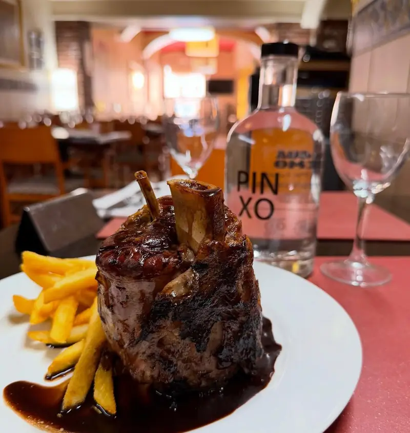 Costella a la brasa amb patates servida a Pinxo