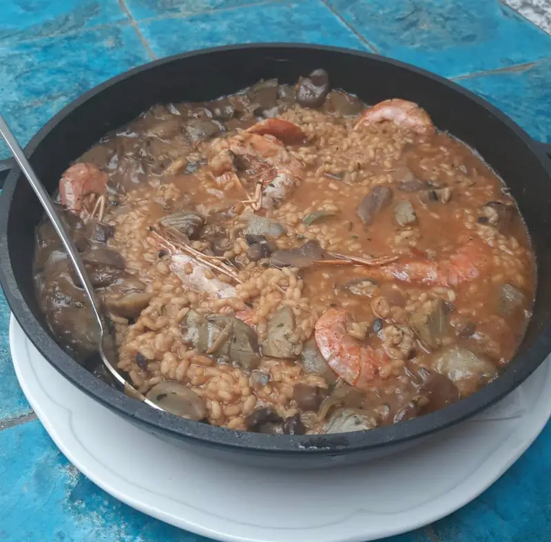 Arròs de marisc amb gambes i musclos servit a Pinxo
